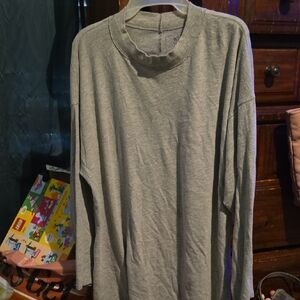 !!. Ladies M Heather Gray Long Sleeve Top